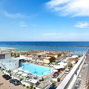 Saint Tropez & Restaurant Lido Di Savio